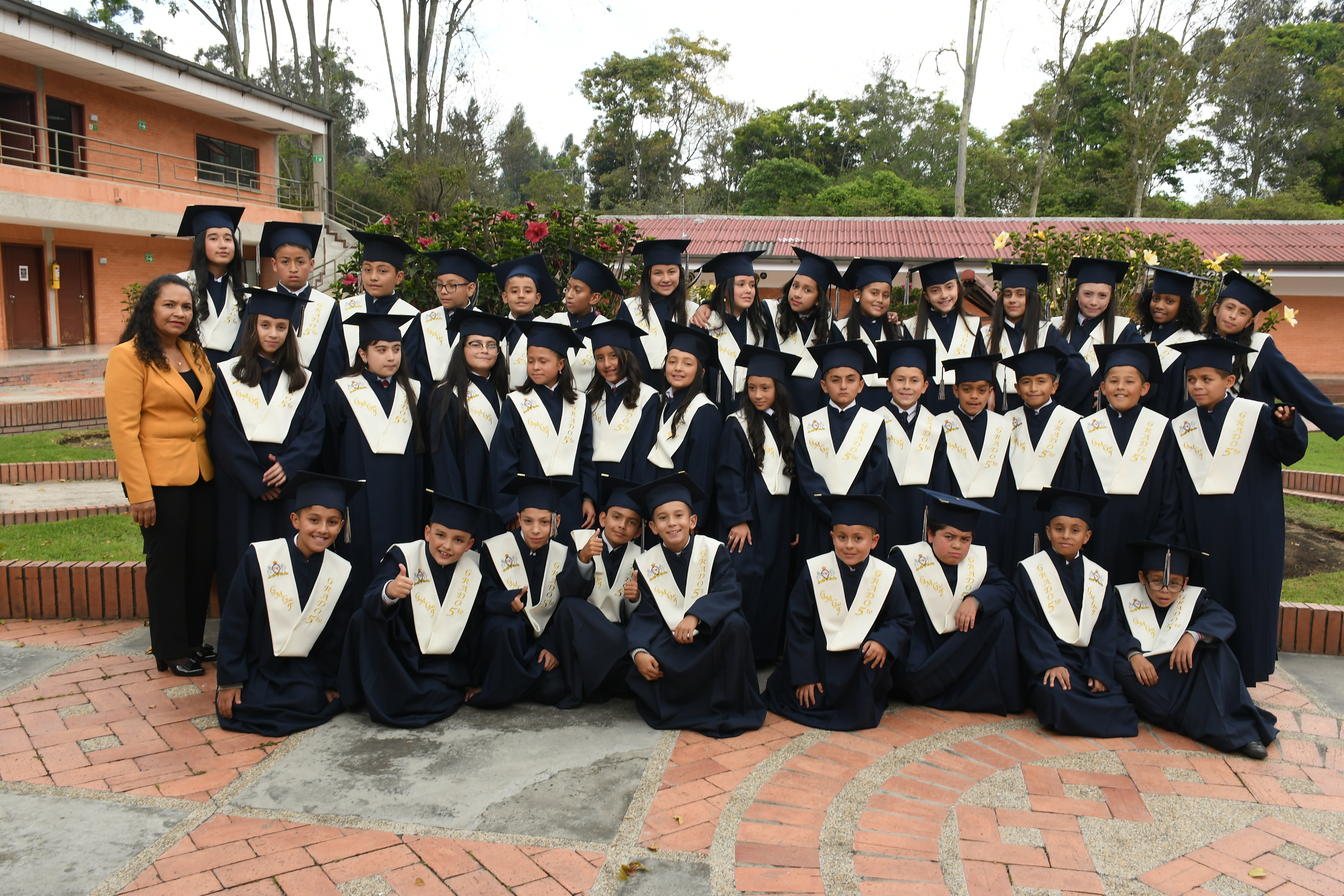 Grupo de estudiantes de primaria.