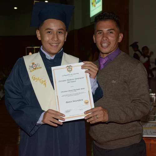 Profesor y estudiante en ceremonia de grado.