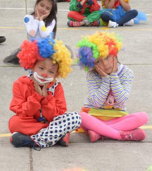 Niños disfrazados de payaso.