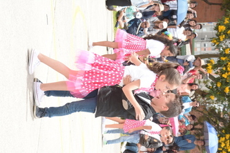 Estudiantes pequeños en presentación de baile.