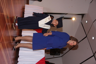 Fundadora y estudiante de preescolar en ceremonia de grado.