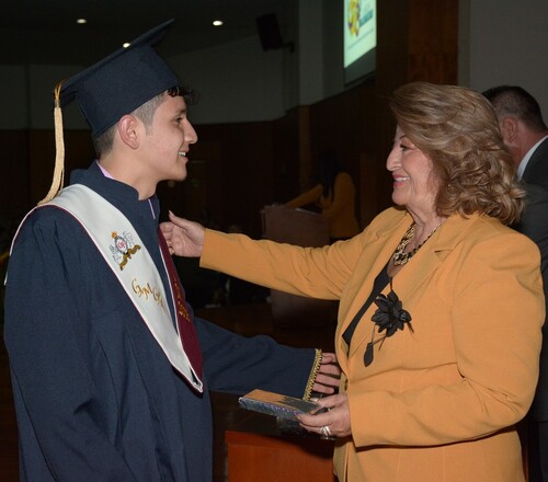 Fundadora y estudiante de bachillerato en ceremonia de grado.